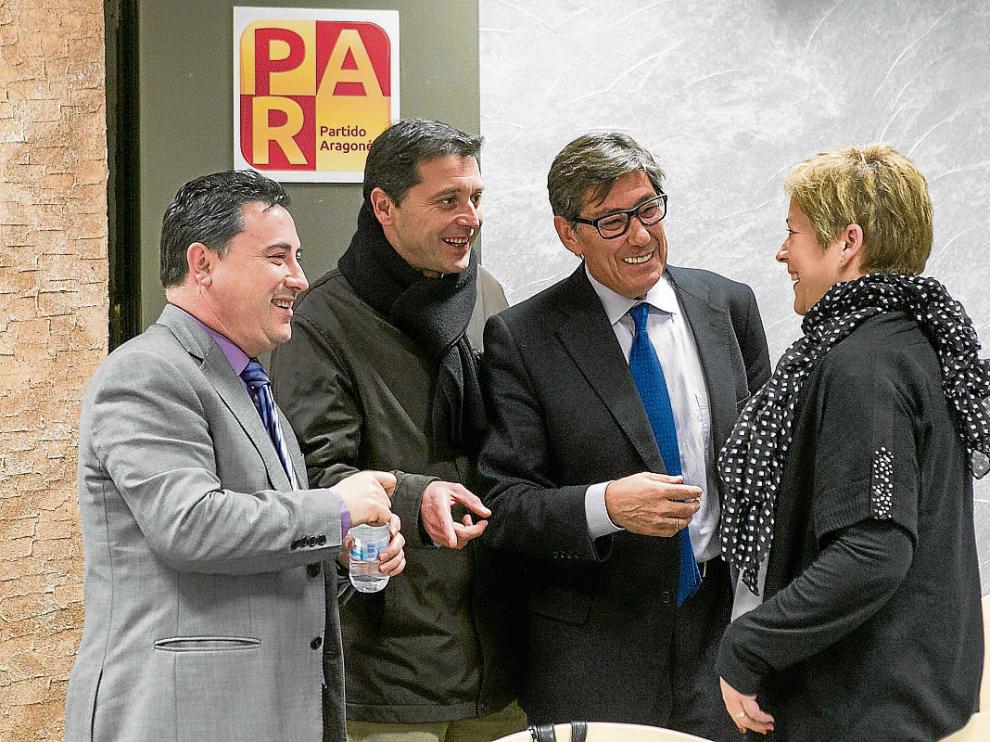 Arturo Aliaga charla con miembros de la ejecutiva antes del inicio de la reunión de ayer.