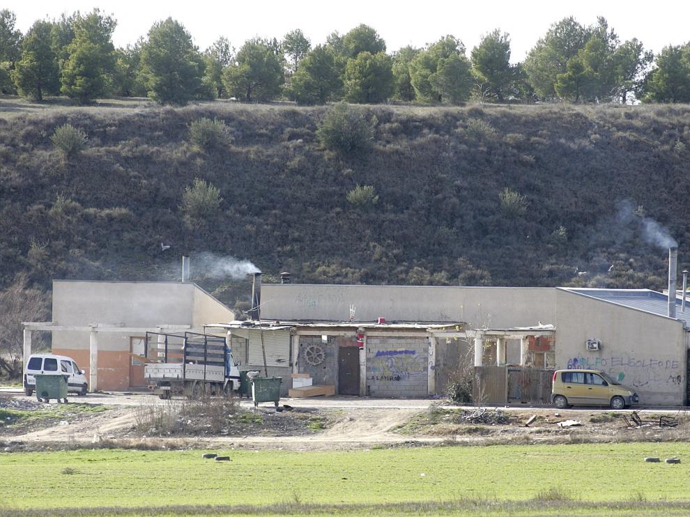 Algunas de las infraviviendas y cobertizos del poblado de Loma Verde, en el camino de Jara.