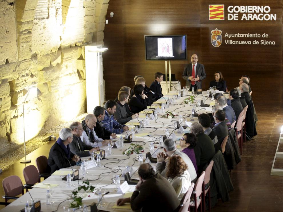 El presidente del Gobierno de Aragón, Javier Lambán, se reunió ayer con una veintena de alcaldes afectados por el ligitio.