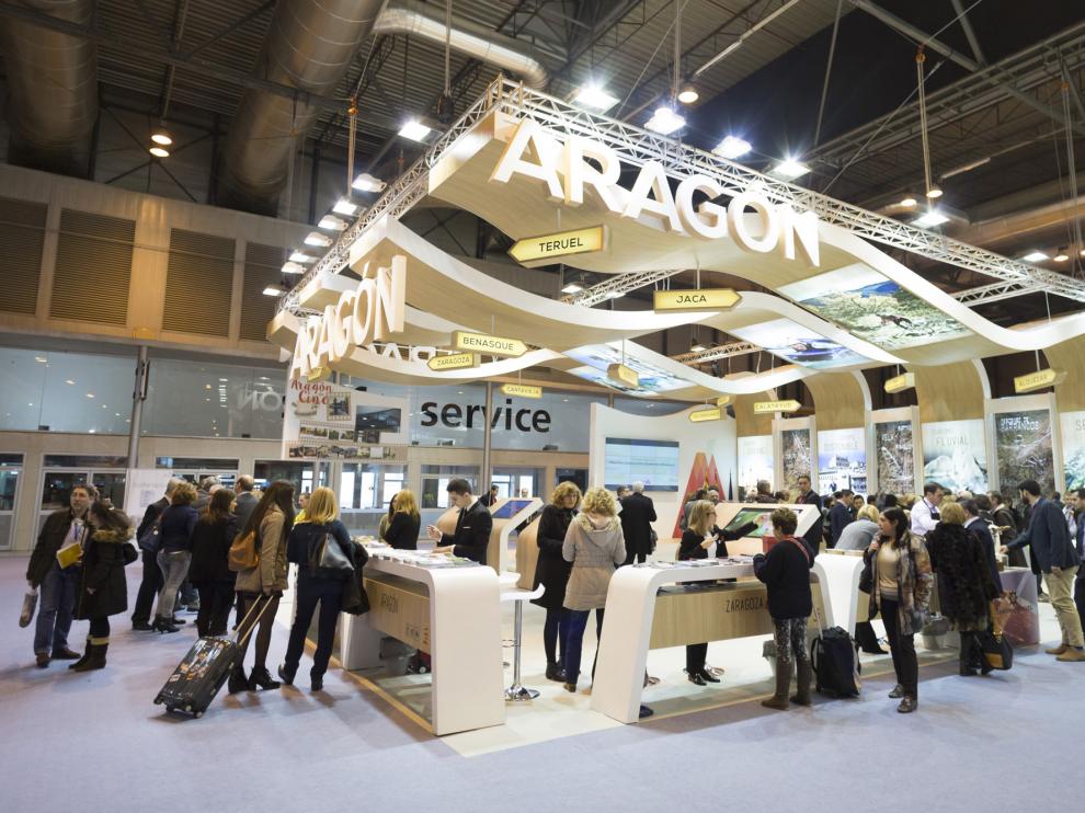 Varios visitantes de Fitur se interesan por las propuestas del pabellón de Aragón.