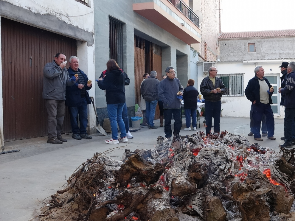 Más de medio centenar de personas han participado en el almuerzo popular. Digital Fraga TV.