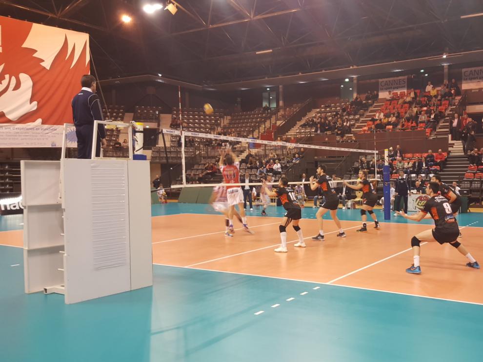Una de las jugadas del partido en el pabellón francés.