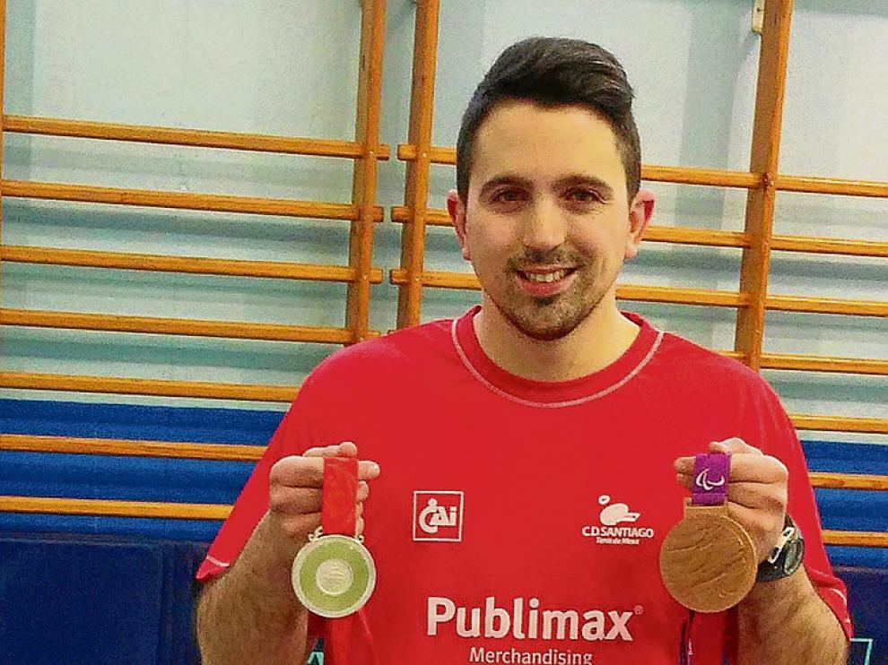 Cardona, con sus dos medallas paralímpicas.