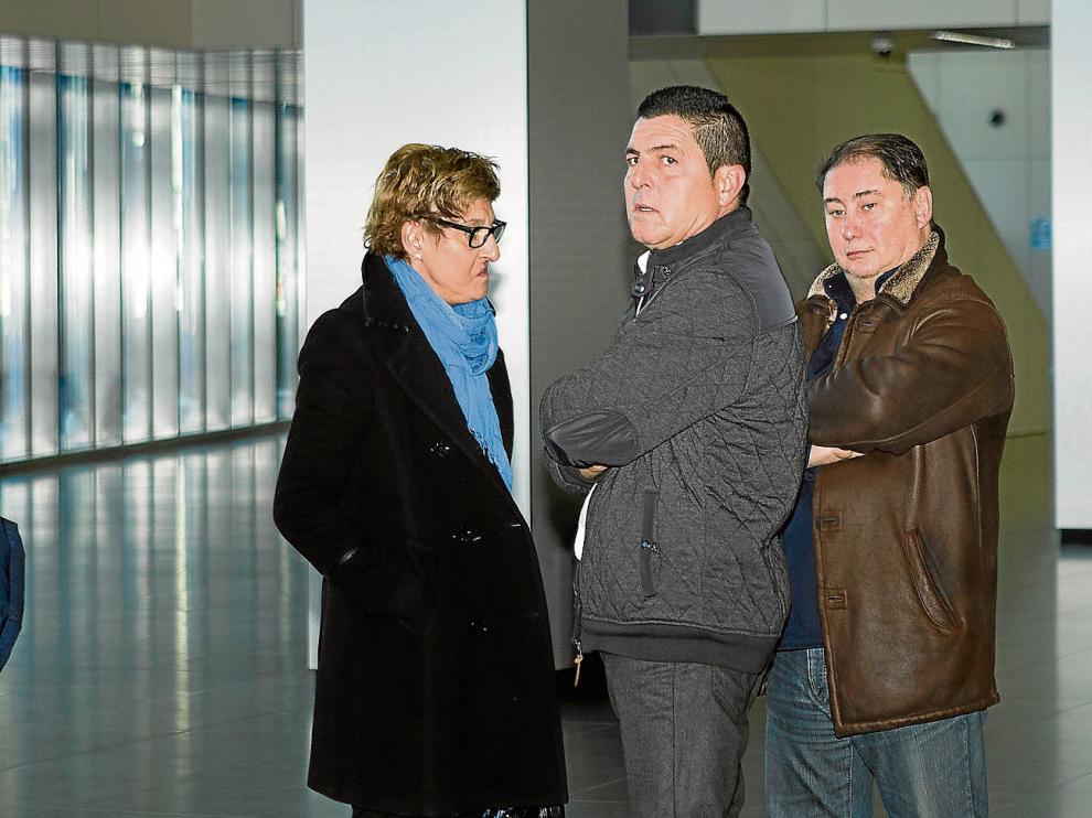 María Victoria Pinilla, junto a los exconcejales JuanCarlos Rodrigo Vela en el medioy Fernando Barba.