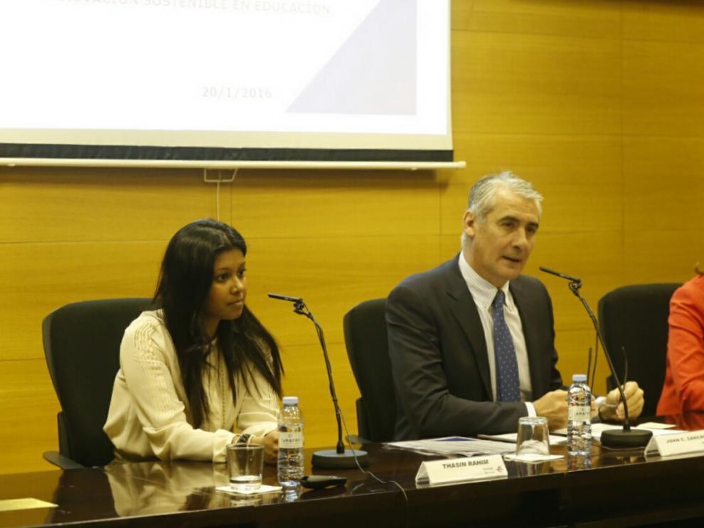 Presentación del ciclo Educar para el Futuro de Ibercaja, con presencia de Anna Farré y Juan Carlos Sánchez (Ibercaja) y Thasin Rahim (izquierda), conferenciante y profesora nominada al Nobel de la Educación.
