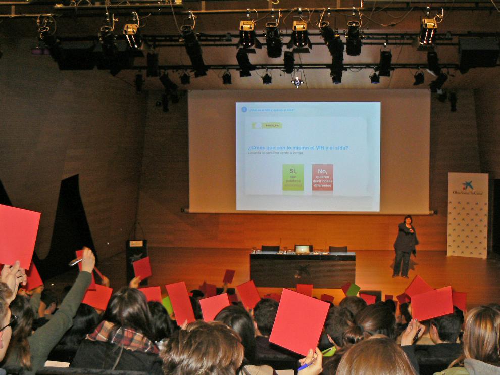 Debate jóvenes y expertos del Sida en CaixaForum Zaragoza