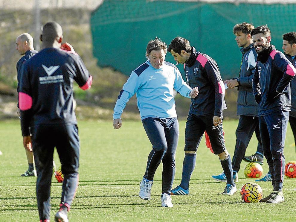 Anquela da instrucciones a sus jugadores durante uno de los entrenamientos de esta semana.