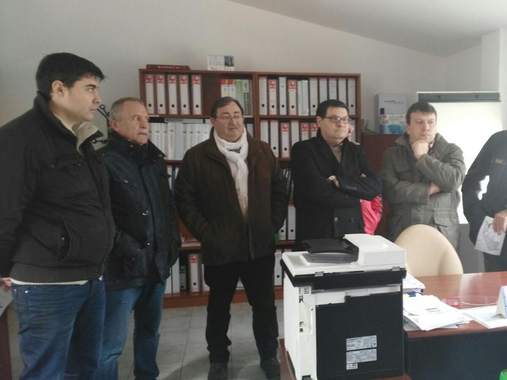 Varios miembros de la Comisión de Agricultura y Ganadería han visitado este jueves la planta de tratamiento de purines de Almazán.