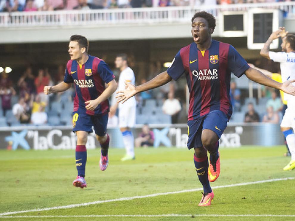 Dongou celebra uno de los dos goles que le marcó al Real Zaragoza el año pasado en el Mini Estadi con el Barcelona B. El filial azulgrana derrotó por 4-1 a los aragoneses en la tercera jornada de liga y el delantero camerunés anotó los dos primeros tantos