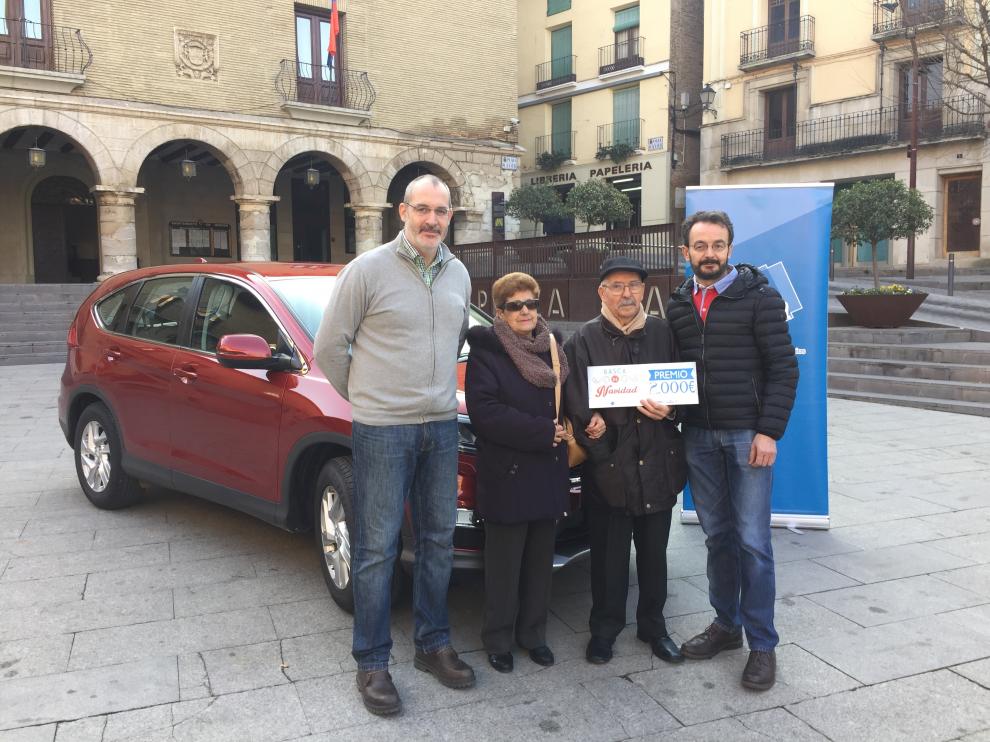El alcalde Álvaro Burrell y el presidente de la Asociación de Comercio, Juan Nadal, arropan al matrimonio agraciado con 2.000 euros.