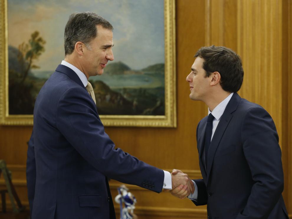 Apretón de manos entre el Rey y Rivera.