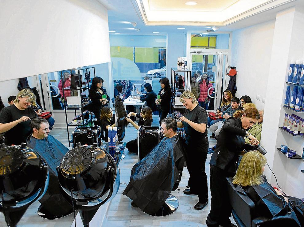 El primer local de Peluquerías Bajo Precio, que abrió ayer en la avenida de Cataluña, en Zaragoza.