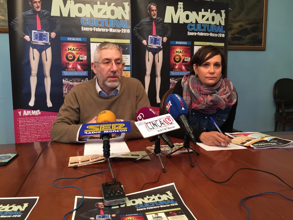 El nuevo concejal de Cultura, Adelardo Sanchís, y la técnico Elena Franco, esta mañana durante la presentación de la programación cultural.
