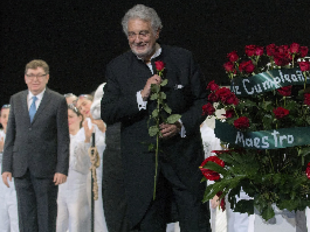 El cantante y director recibió como obsequio una canastilla de rosas rojas, con la leyenda de "cumpleaños feliz".
