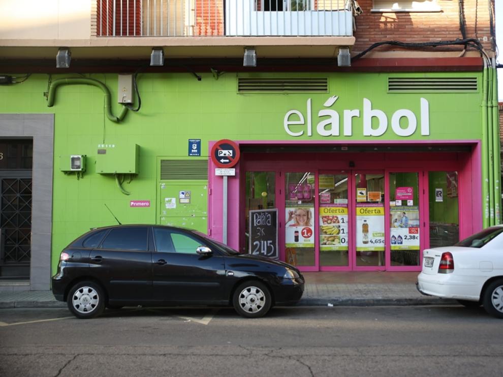 Supermercado El Árbol en la calle Alejandro Oliván del barrio Oliver