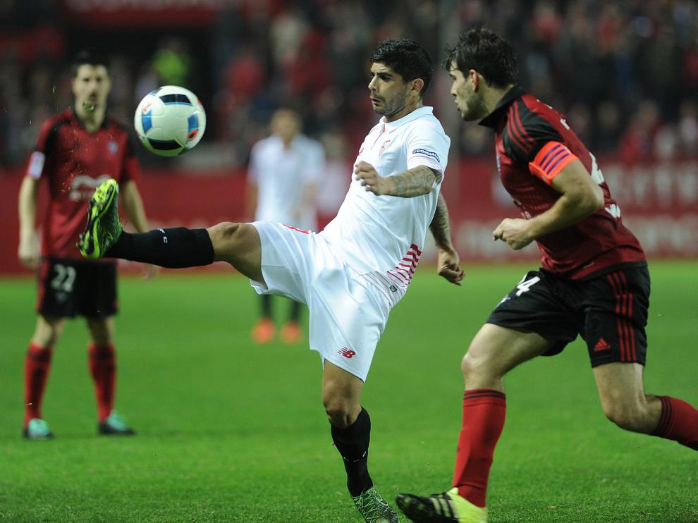 Ever Banega controla el balón durante una jugada del partido.