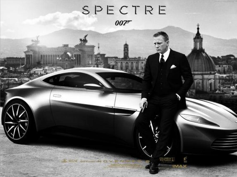 Daniel Craig junto a un Aston Martin.
