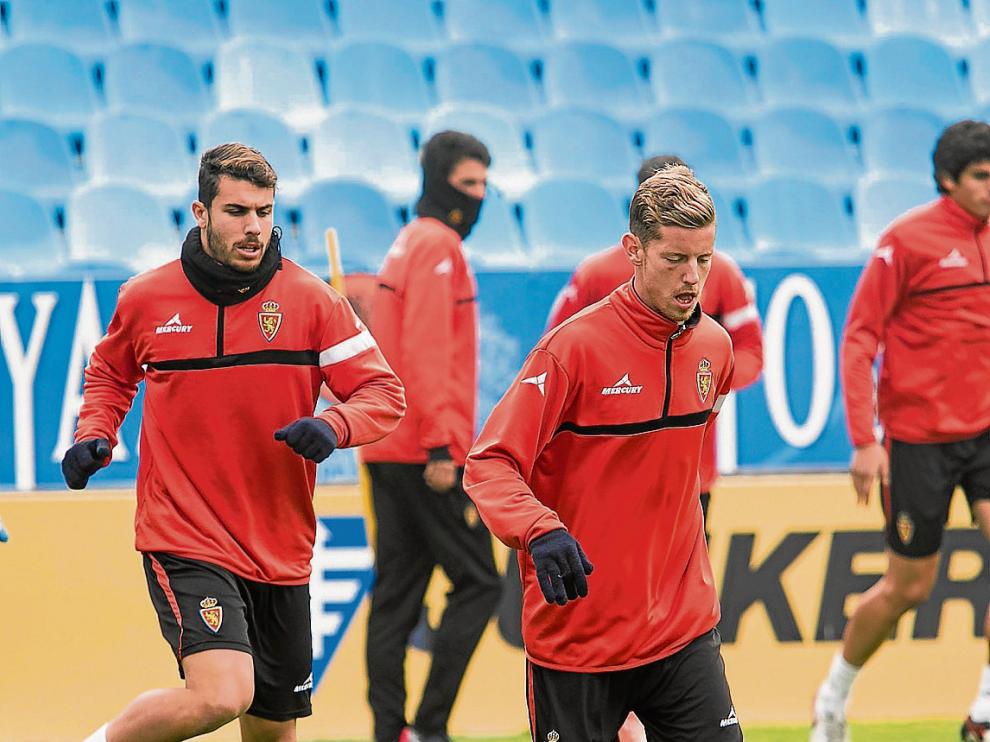 Tarsi, junto al balón por delante de Kilian ambos jugadores del filial en un ensayo con el primer equipo.