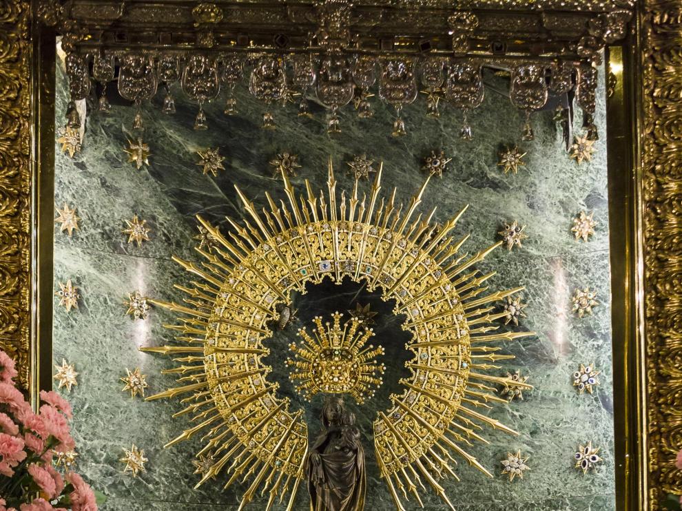 La Virgen ya luce el manto de HERALDO