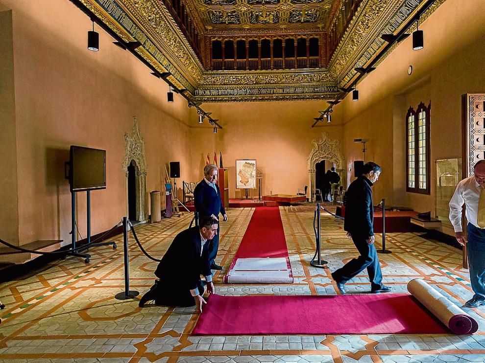 Ayer por la mañana se ultimaban los preparativos en el Salón del Trono de los Reyes Católicos.