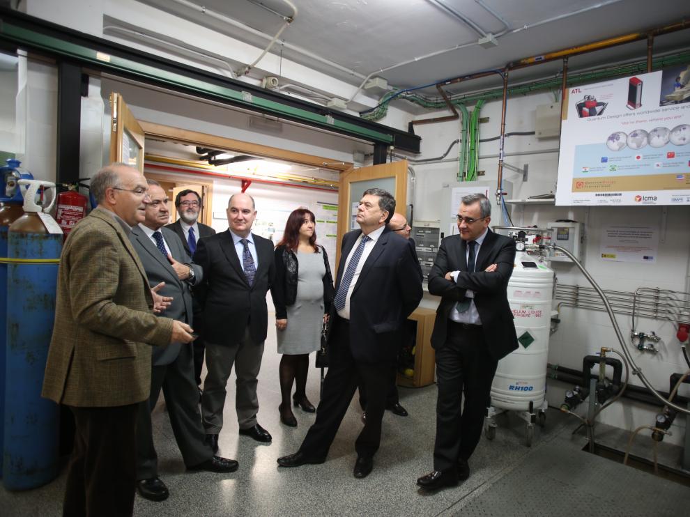 Rillo, a la izquierda en la imagen, junto al rector de la UZ y otros investigadores