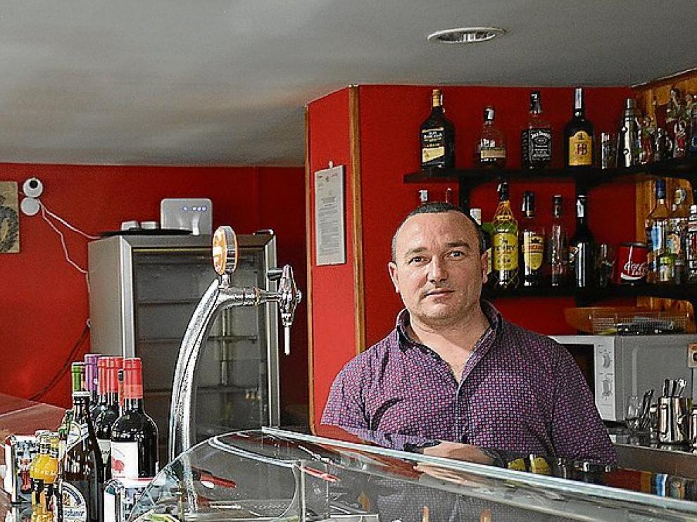 Sergio Ruberte, en la barra del bar El Recreo.