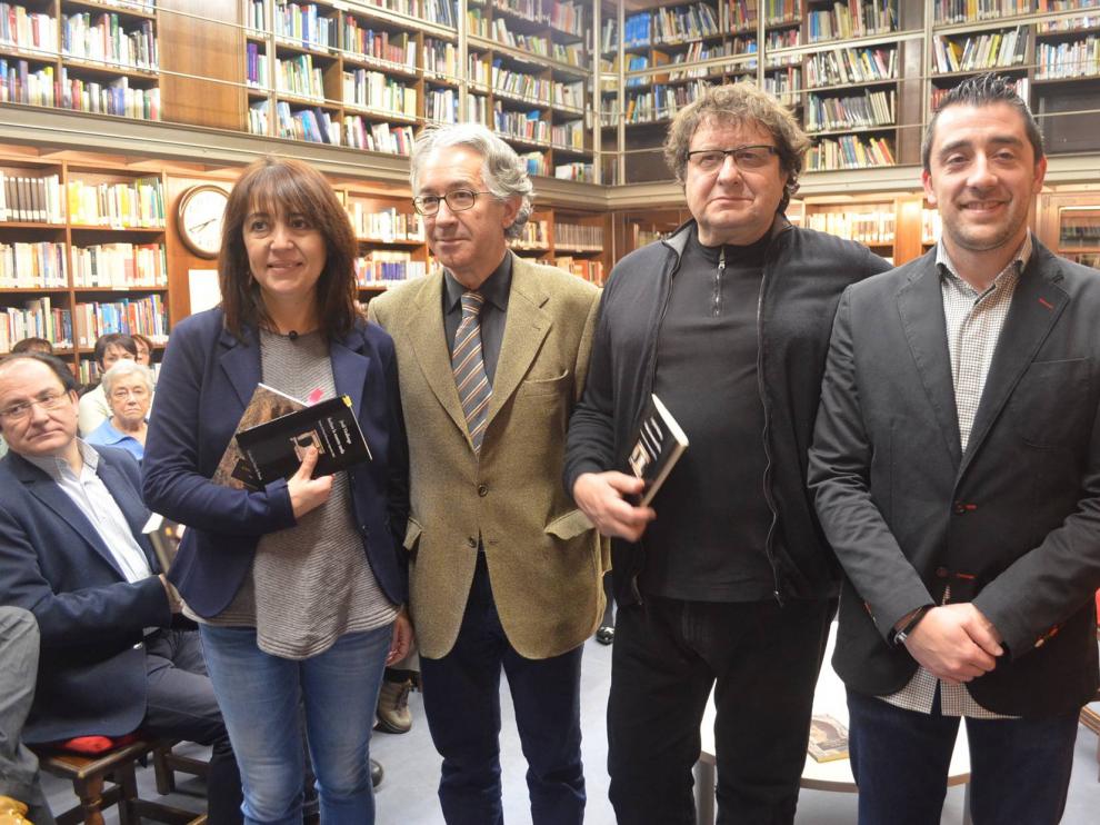 Los autores, con la coordinadora de los premios y el concejal de Cultural. De izda a dcha: Naval, Malpartida, Virallonga y Carpi.