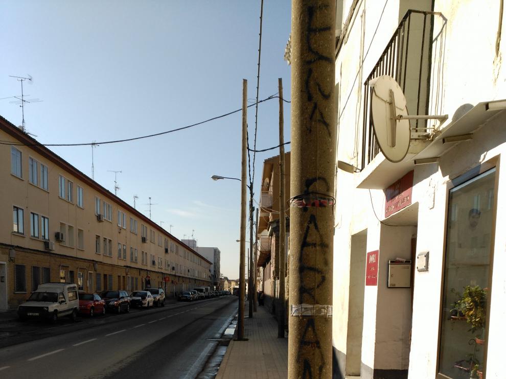 La renovación de las farolas supondrá mejoras en eficiencia energética y la retirada de barreras arquitectónicas de las aceras
