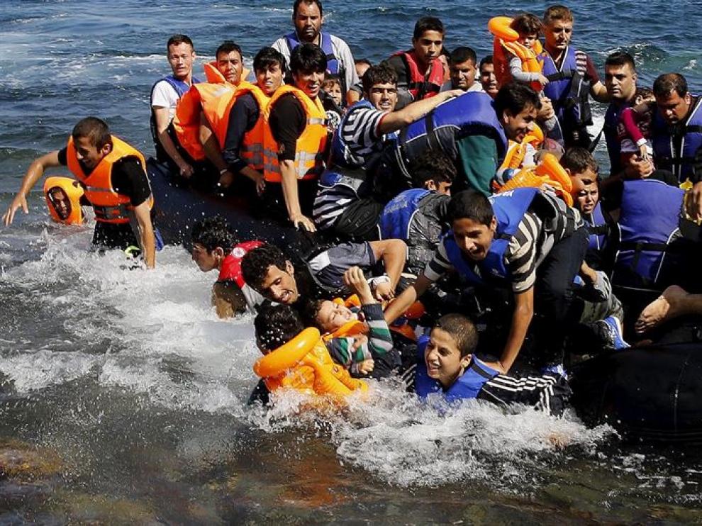 Una embarcación de refugiados llega a la costa, en una imagen de archivo