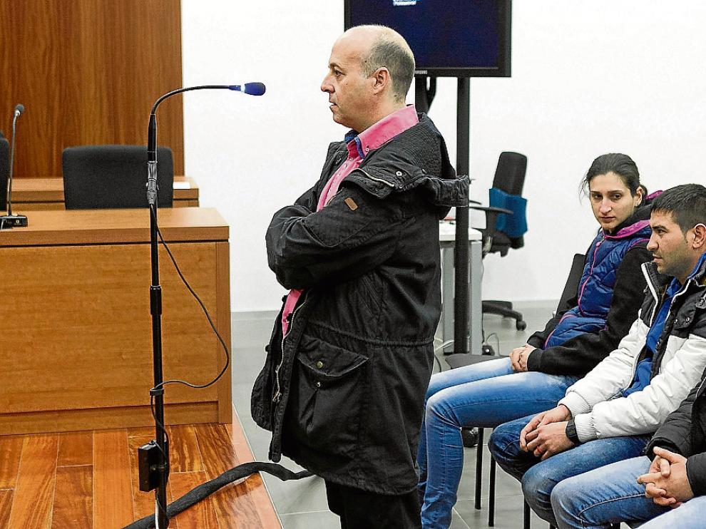 De los cuatro acusados juzgados, Arturo B. B. (de pie) y Milera O. G. (sentada), han sido absueltos.