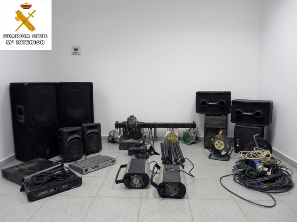 Los objetos sustraídos que consistían en elementos de equipos de iluminación y de sonido han sido recuperadas.
