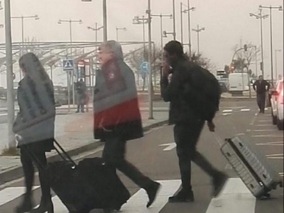 Un taxista ha captado la imagen de Dongou llegando a Zaragoza junto a Juliá