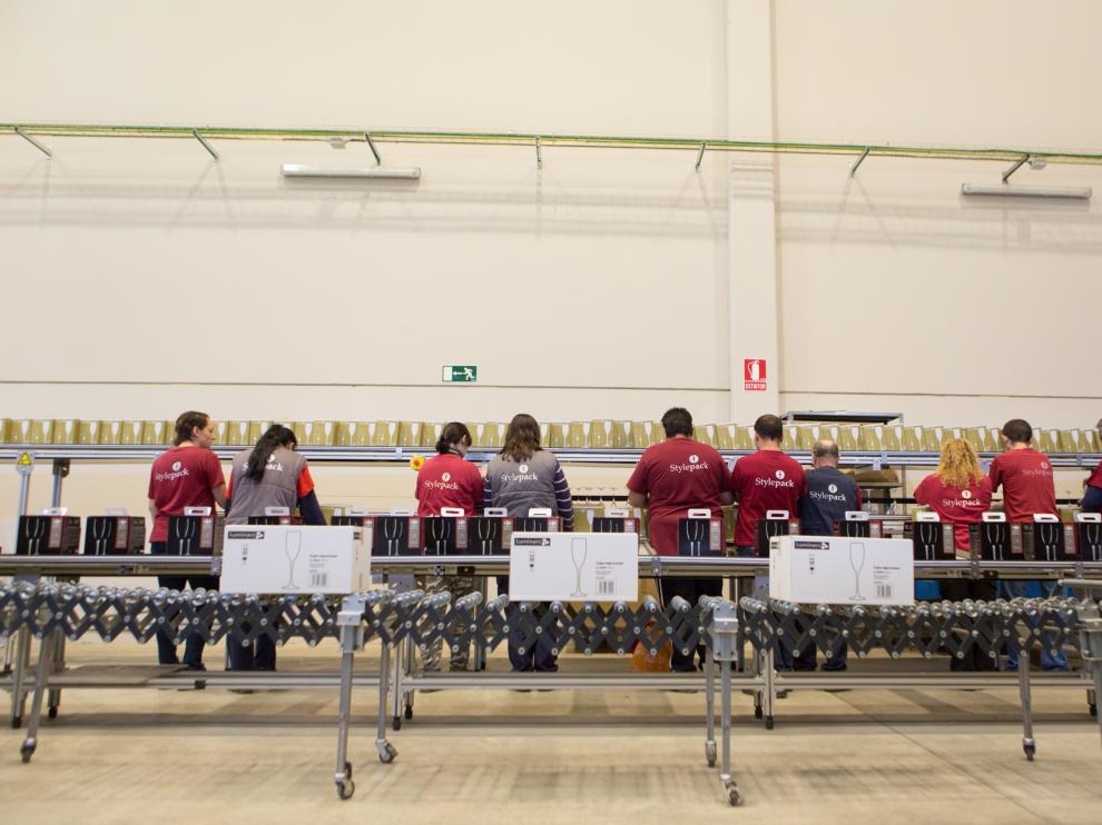 Trabajadores en la sede de Diversis Corporación.