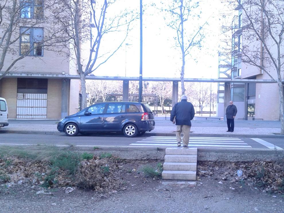 Escaleras para acceder al paso de peatones en la calle Mariano Malandía, en La Jota