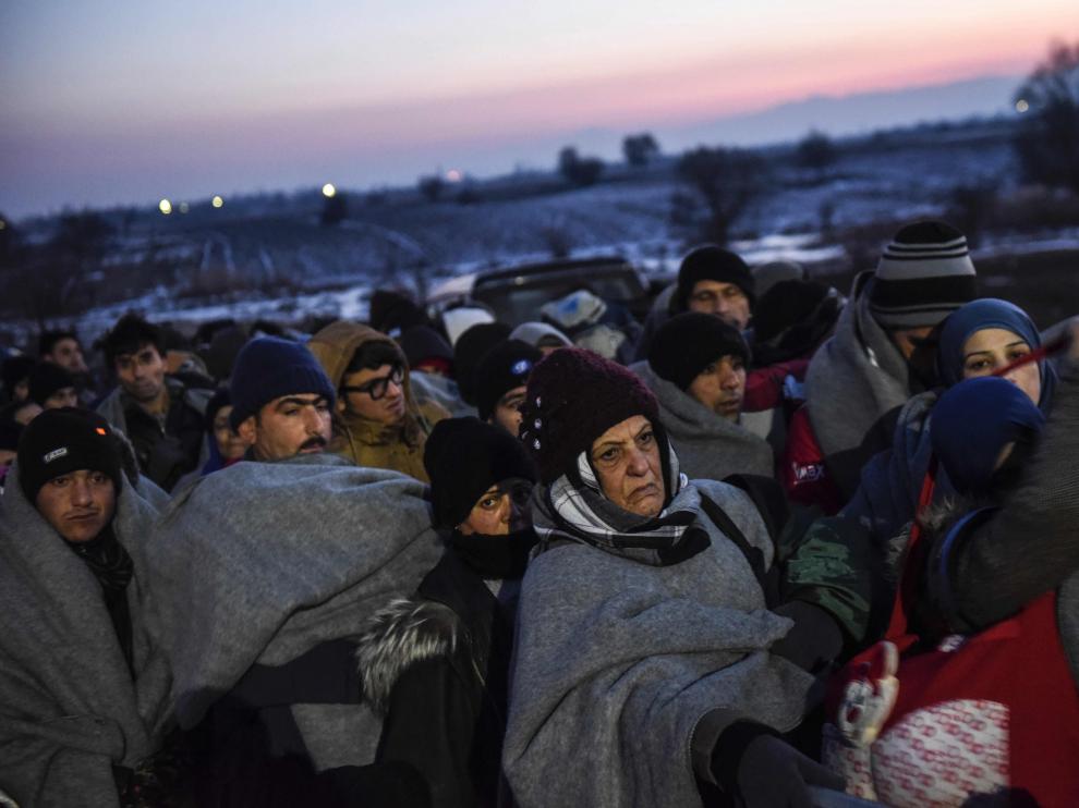 Refugiados cruzando la frontera entre Macedonia y Serbia este sábado.