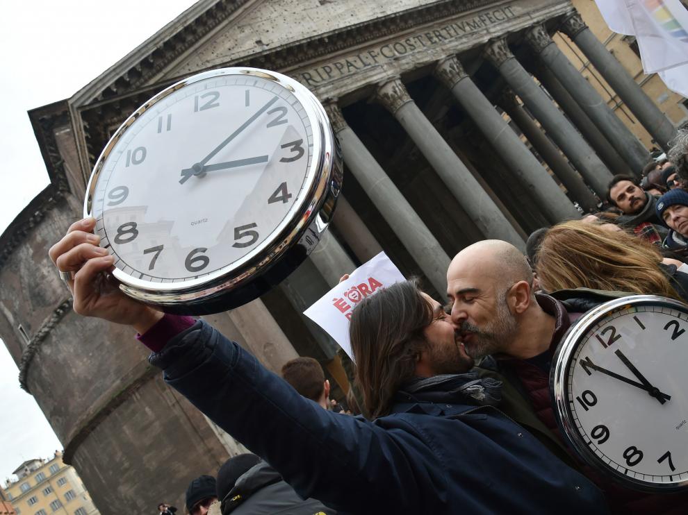 Una pareja en la movilización realizada en Roma a favor de las uniones entre homosexuales.