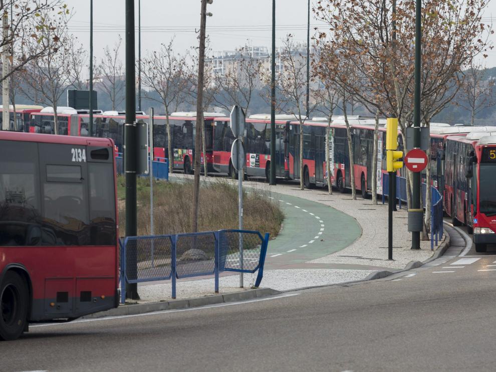 Decenas de autobuses regresan desde cocheras a prestar servicio, después del paro de la mañana del pasado viernes, en una imagen tomada en el Tercer Cinturón.