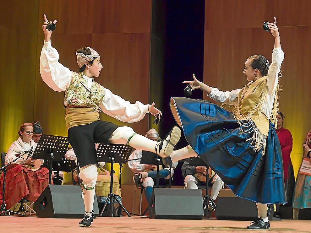 Actuación de la pareja de baile juvenil formada por Lorién Mena y Mariam Burgos, de Huesca.