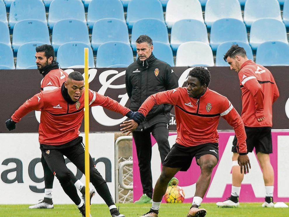Dongou se entrenó ayer por primera vez con el Zaragoza. En la imagen, comparte ejercicio con Hinestroza.
