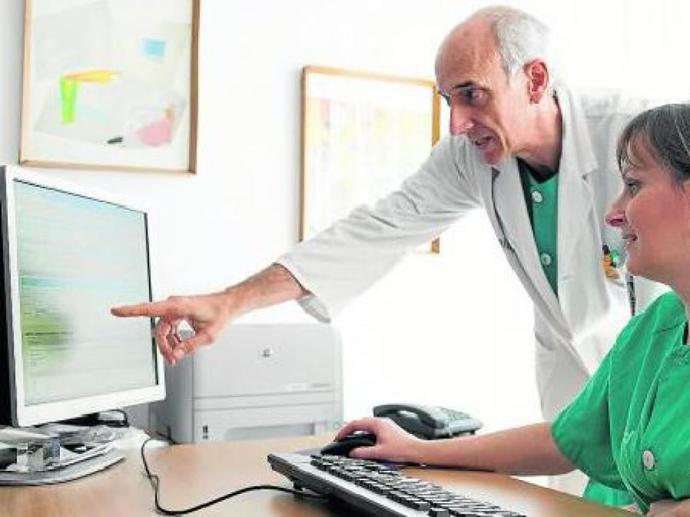 Sergio Castán junto a la obstetra Pilar Andrés acceden a una de las cartillas digitales.