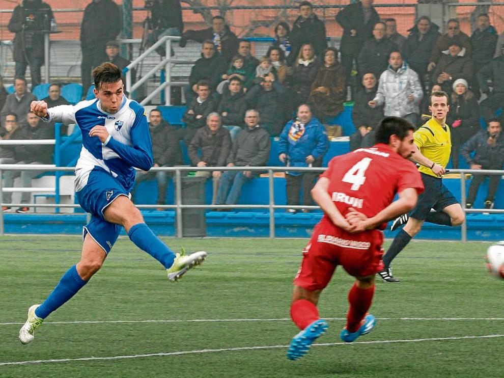 Imagen de la acción en que Toni Gabarre consigue el tanto del empate.