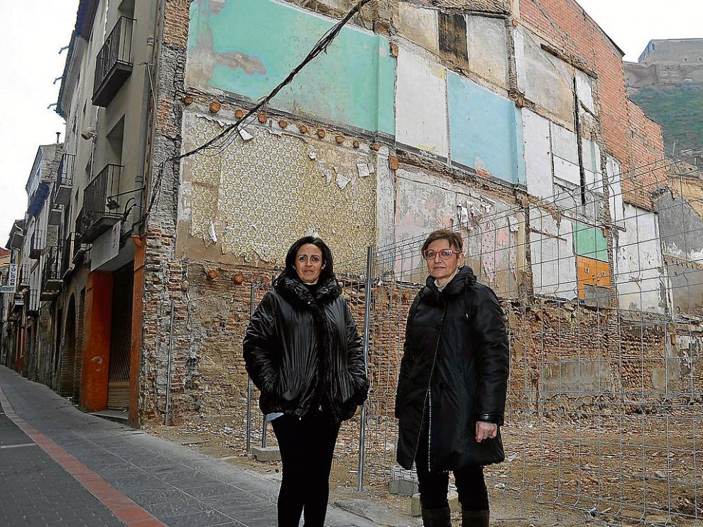 María Teresa Canals y Dolores Torret ante el solar comprado por la primera para ampliar su negocio.