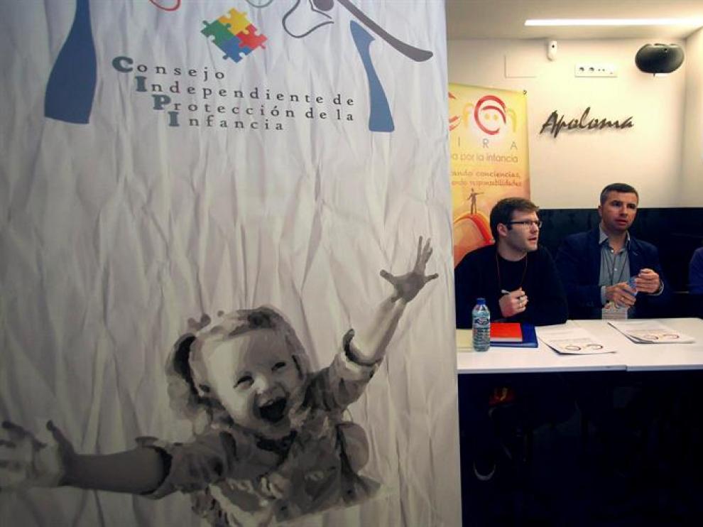 El presidente del Consejo Independiente de Proteccion de la Infancia (CIPI), Antonio Jiménez (c), acompañado por el coordinador de la gira España por la infancia, José David Gutiérrez, y la directora general, Soledad Martínez,en Soria.