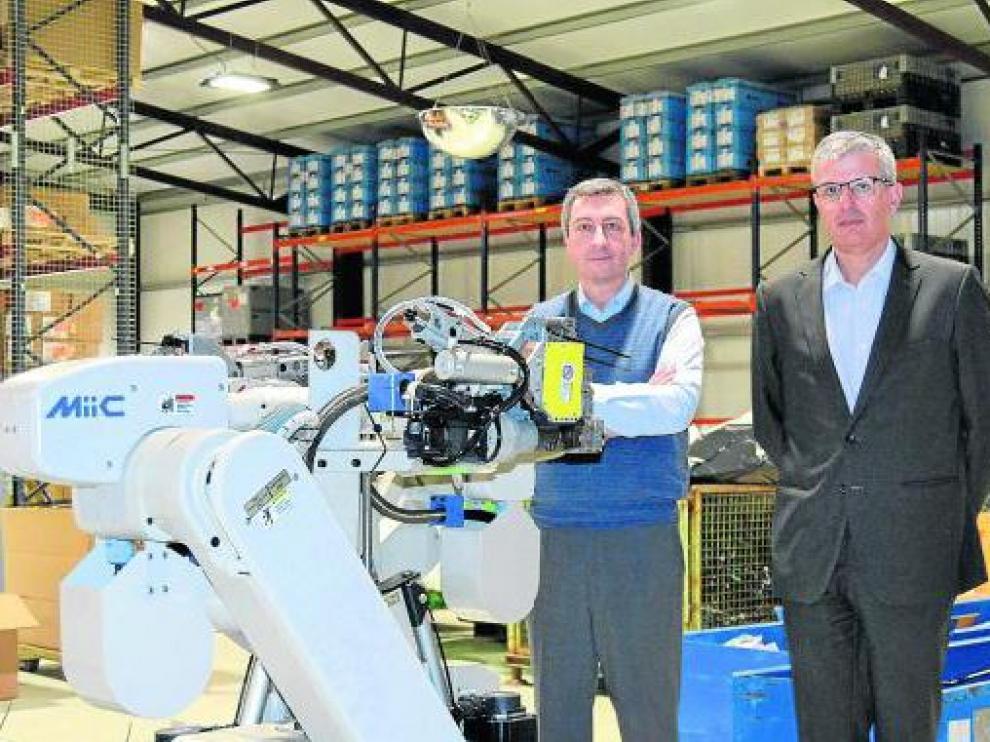 Enrique Rubio, director de una de las plantas de Ti Automotive en Tauste, junto a Óscar Bercedo.