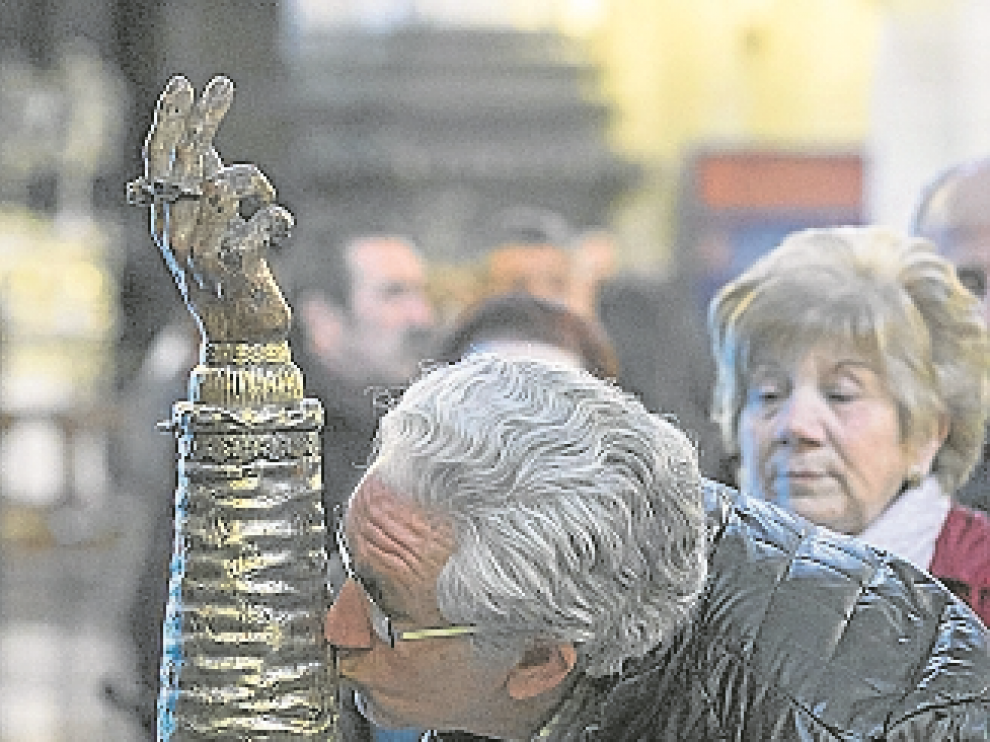Las reliquias. El 29 de enero cientos de personas aguardan en fila para venerar las reliquias del santo. En la Seo se conserva el cráneo y un brazo del obispo desde el siglo XII.