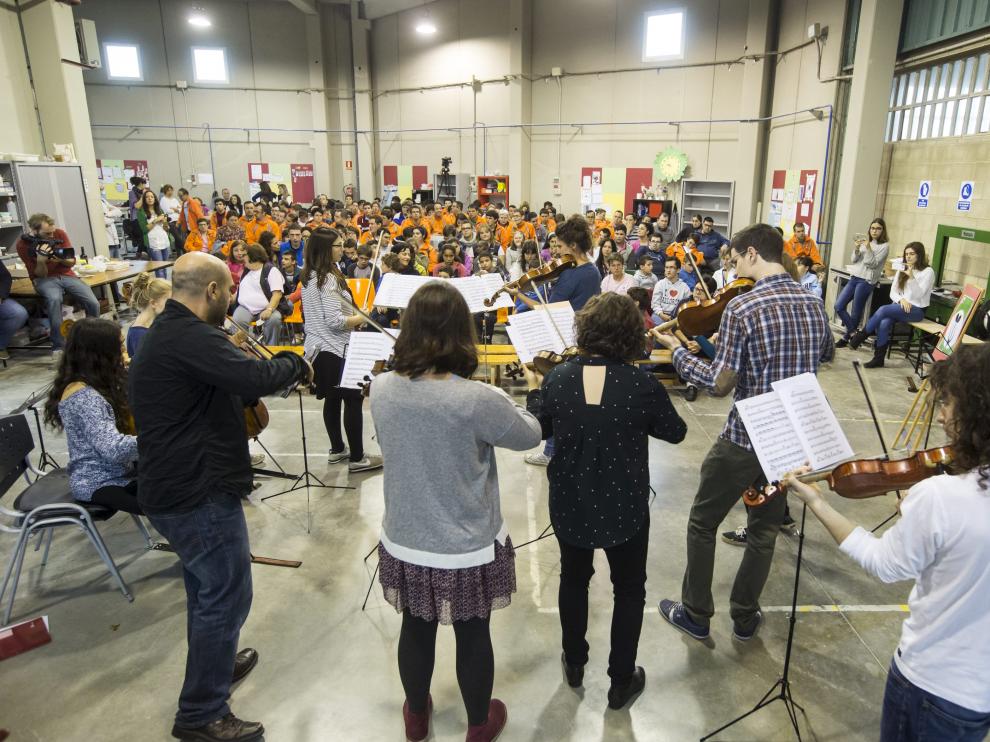 Musethica durante una actuación en Fundación CEDES.