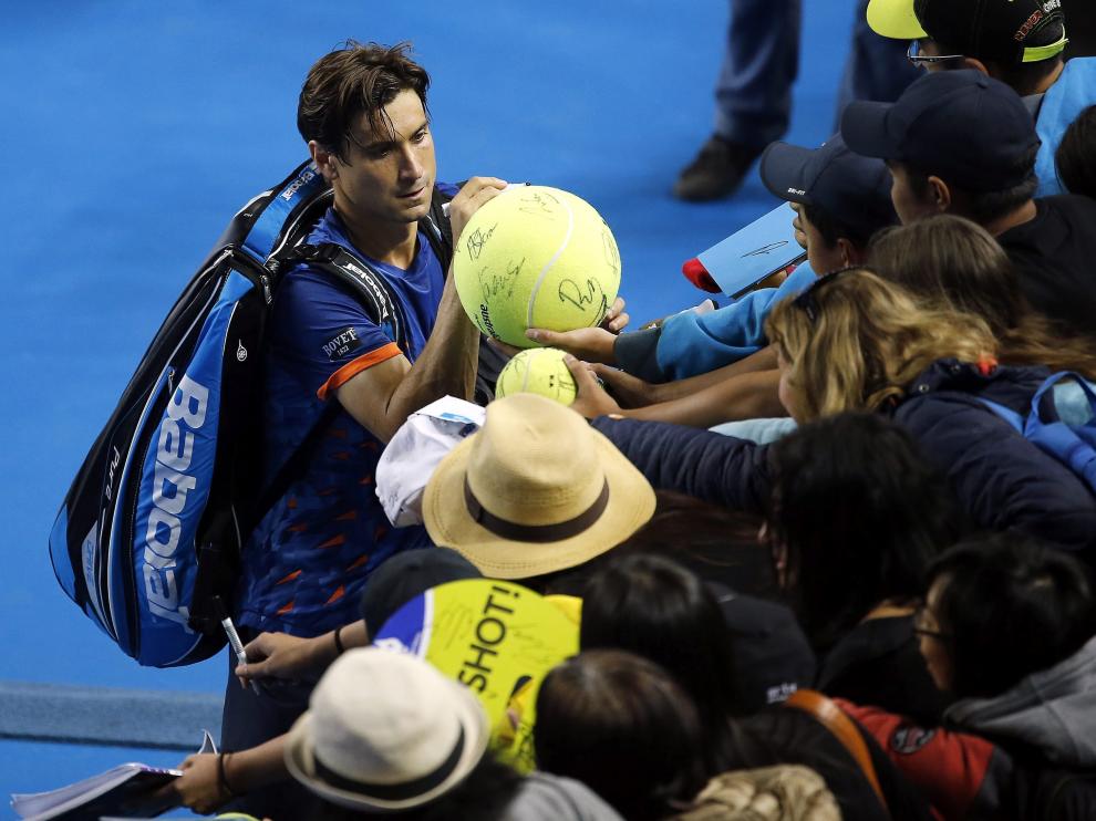 Ferrer firma autógrefos tras el partido