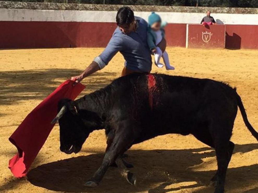 Fran Rivera torea una vaquilla con su hija en brazos