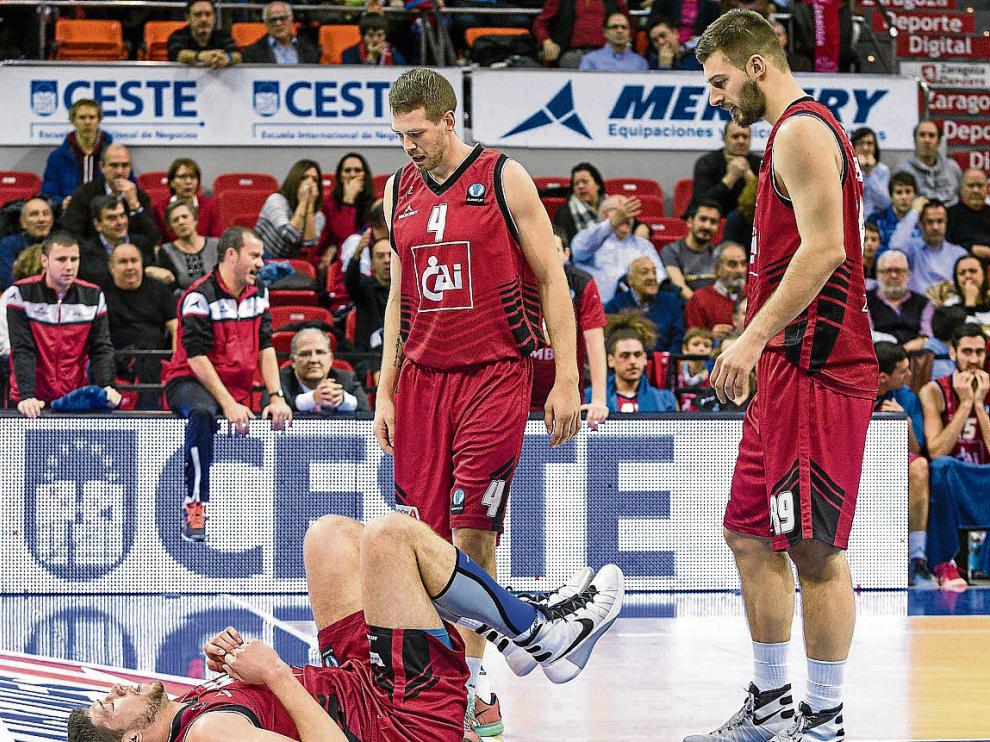 Nate Linhart y Stevan Jelovac observan a Slava Kravtsov, durante el partido contra el Sassari.
