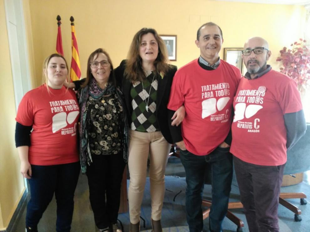 Manuel Urueña, a la derecha, en una reunión con la Directora del Servicio Provincial de Salud, en Huesca.